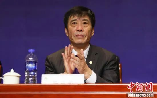 第45+3分钟，AC米兰右侧角球开到禁区，吉鲁甩头攻门得手！